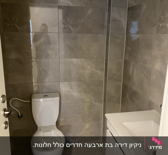 חדר אמבטיה עם אסלה וכיור, קירות מרוצפים
